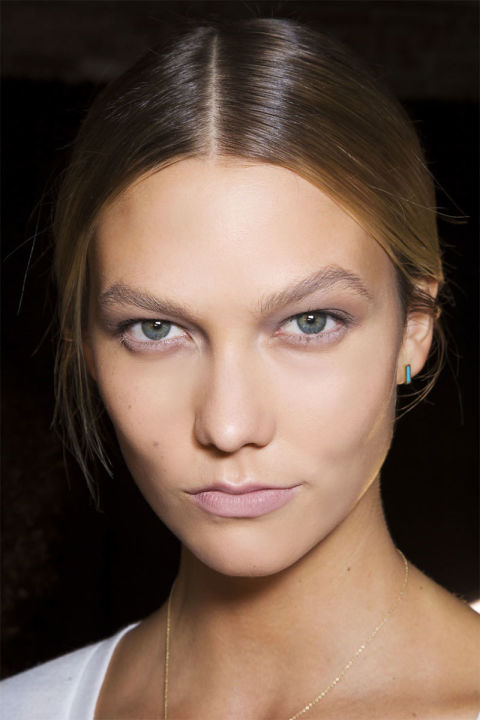 Let’s start with the skin. Ditch the heavy foundation and swap for a light, buildable mineral makeup that lets your skin breathe! Embrace the warm weather glow and let your natural gorgeousness shine through. Apply concealer where you need it, then dust mineral foundation over your skin in a swirling motion. Voila!